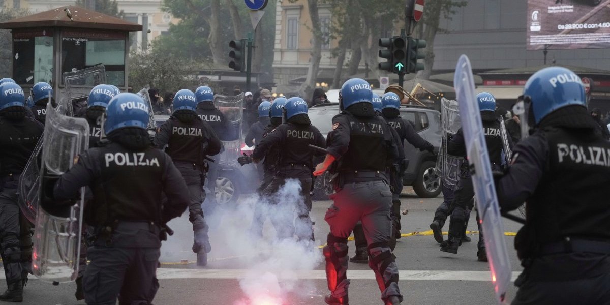 Neviđeno! Žestoka makljaža navijača Rome i Lacija, tukli se palicama i hidrantima! Policija hitno reagovala (FOTO/VIDEO)