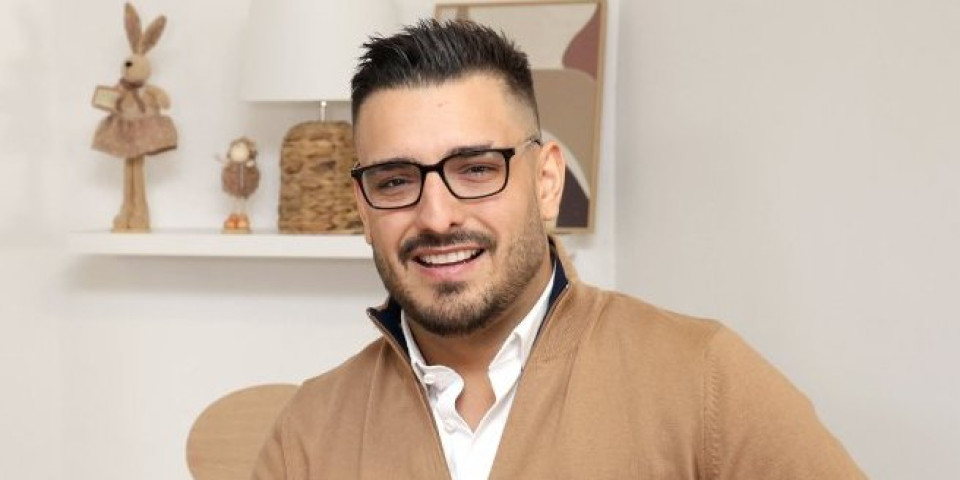 EKSKLUZIVNO: Popularni pevač "na merama" - Darko Lazić u epizodi "Ima li pilota u avionu" (VIDEO)