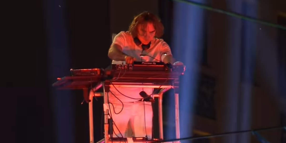 Jasna poruka Željka Mitrovića! Spektakularnim nastupima na Svenarodnom saboru oduševio prisutne! (VIDEO)