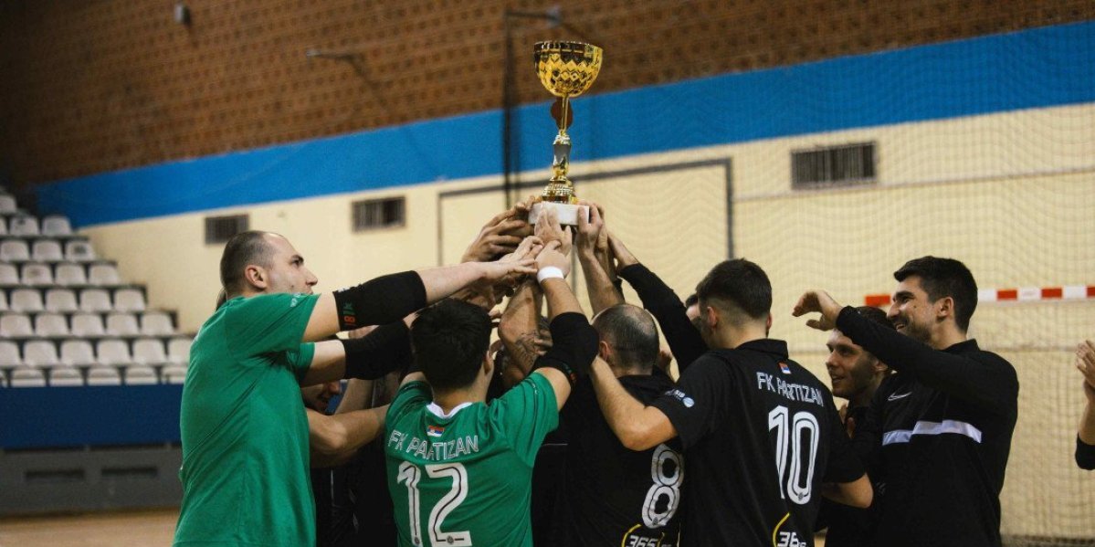 Partizan podigao trofej i proslavio prvo mesto! Ovo je tek početak, za ovakve trenutke se živi (FOTO)