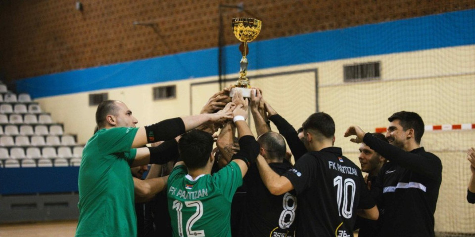 Partizan podigao trofej i proslavio prvo mesto! Ovo je tek početak, za ovakve trenutke se živi (FOTO)