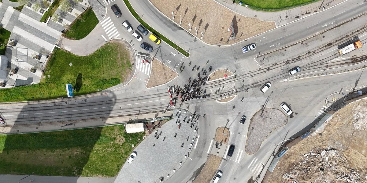 Šačica blokadera na ulicama Beograda! Terorišu narod, obustavljaju saobraćaj... (VIDEO)
