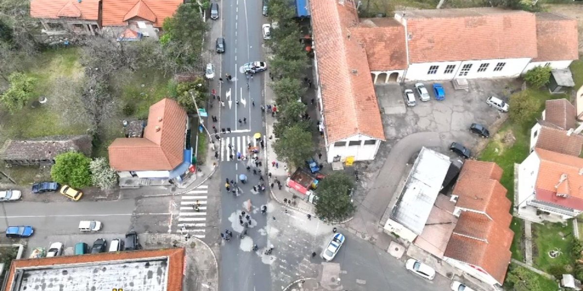 Blokaderi nastavljaju da maltretiraju narod: Nekoliko desetina ljudi ograničava slobodu kretanja drugima (FOTO)