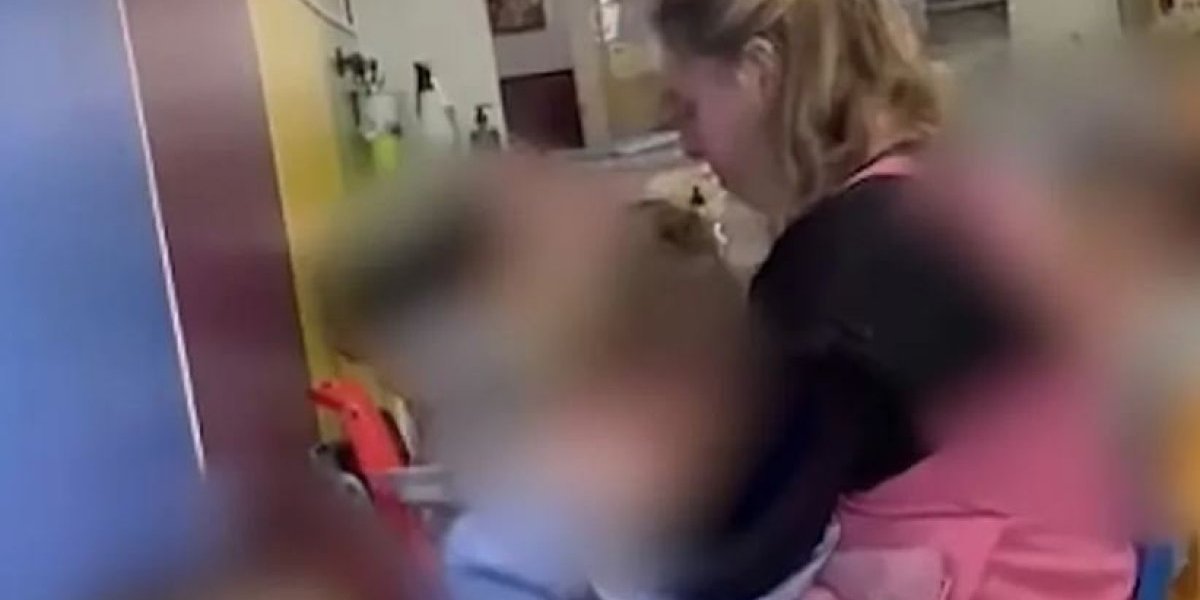 (UZNEMIRUJUĆI VIDEO) Vaspitačica udara detetu glavu o zid, jer ne želi da jede! Objavljen šokantan snimak