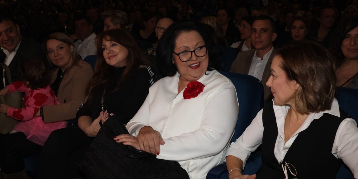 Pevačicu ostavio muž u devetom mesecu! Morala da mu da novac kako bi se razveli