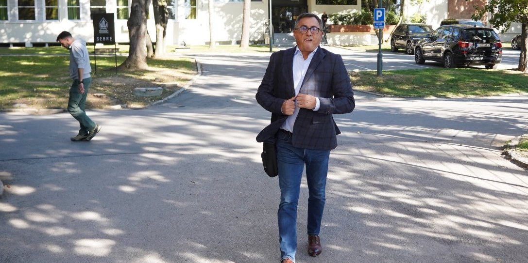 Oženio se u papučama, tri dana kasnije dobio sina - Voditelj imao nesvakidašnje venčanje