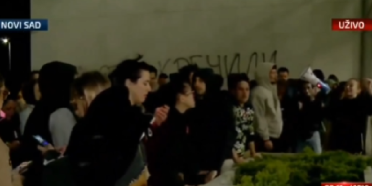 Teroristi Dinka Gruhonjića fizički blokirali RTV! Dogurali betonske žardinjere na vrata Javnog servisa! (VIDEO)