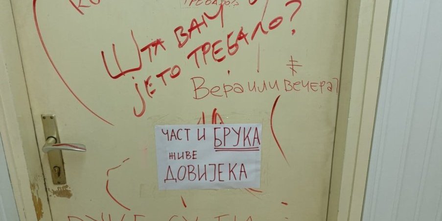 Monstruozno nasilje terorista blokadera! Uništena vrata profesora Pešića nakon što je govorio na Svenarodnom saboru! (FOTO)