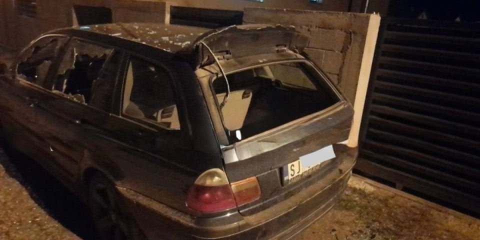 Uništen automobil: Policija u Sjenici obavila uviđaj (FOTO)