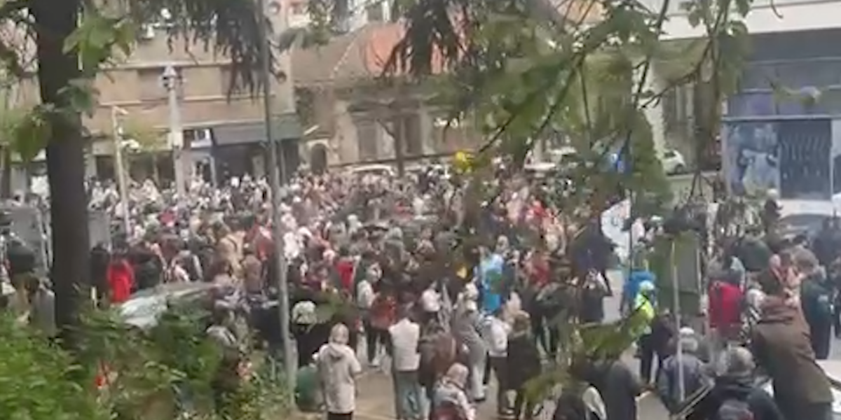 Oglasio se MUP: Blokaderi vređali policajce - povređen policijski službenik ispred RTS!