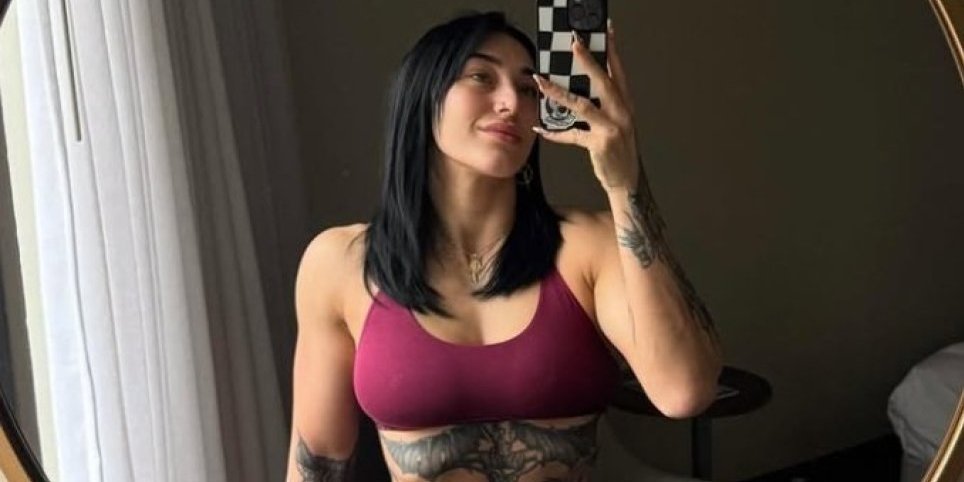 Skoro gola, samo u gaćicama! Raspametila muškarce, poze dovode do ludila (FOTO)