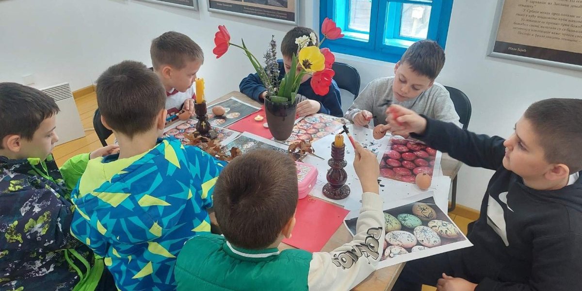 U Tršiću je danas oblačno, ali šareno, prešareno (VIDEO)