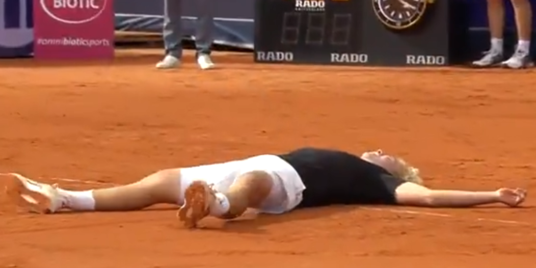 Najbizarnija proslava pobede! Nemački teniser iscrtao krst na terenu (VIDEO)