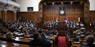 Poslanici Skupštine Srbije počeće danas vanredno zasedanje na čijem dnevnom redu je 46 tačaka, među kojima su tri medijska zakona, kao i predlozi zakona o Alimentacionom fondu kao i Zakona o zaštiti vazduha.