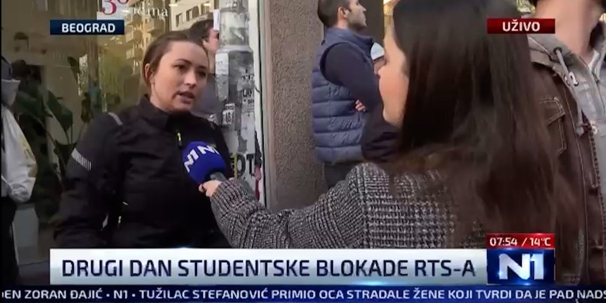Ovo morate pogledati! Blokaderi sprovode talačku krizu ispred RTS-a i ponašaju se kao da su policija! (VIDEO)