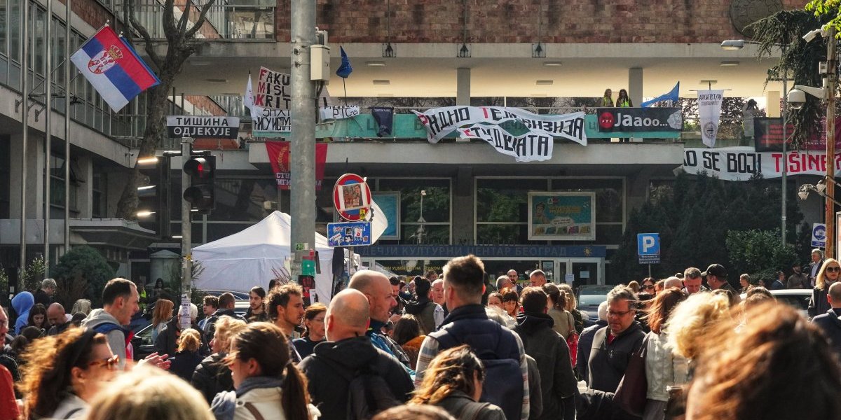 (VIDEO) Sramno! Reporter RTS-a otkrio: Blokaderi nisu dozvolili da zaposleni na Javnom servisu dobiju hranu