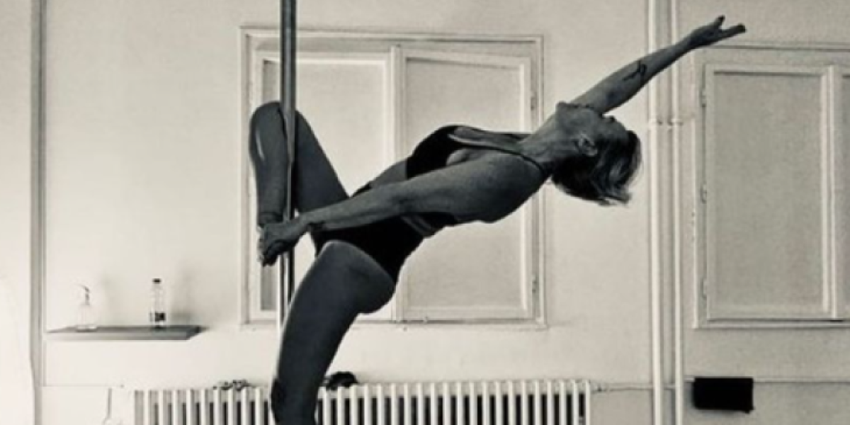 Voditeljka "Dnevnika" igra oko šipke! Kad se pogase kamere pleše polugola (FOTO)