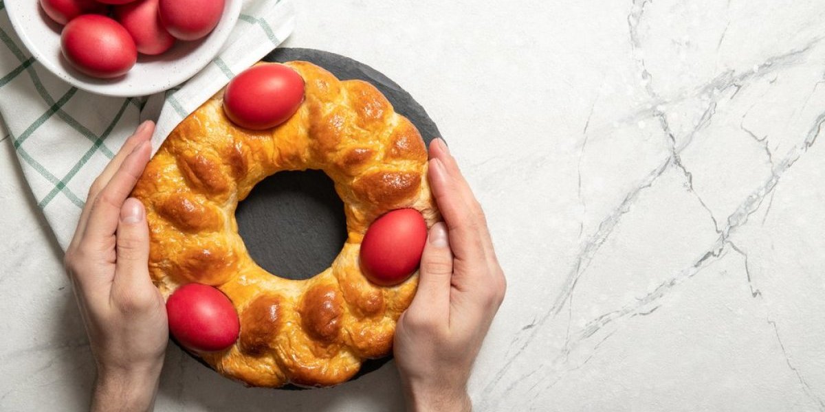 Vaskršnja pletenica ukrašena šarenim jajima! Mekana i slasna, a uspeva i početnicima