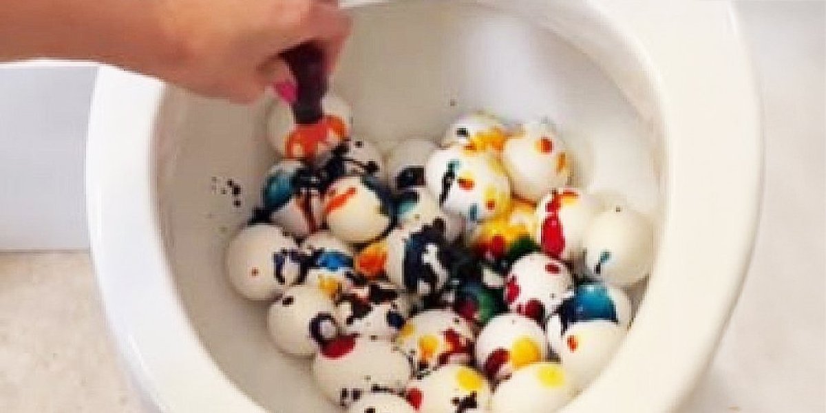 Ofarbala jaja za Vaskrs u WC šolji! Ljudima se želudac okreće - milioni su zgađeni njenim postupkom (VIDEO)