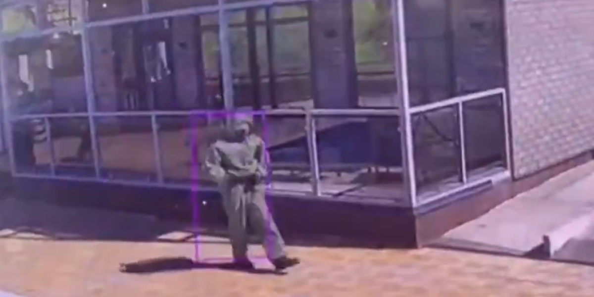 Uznemirujući snimak! Maskirani ubica likvidirao ruskog mafijaškog bosa! Prišunjao se vili, a onda je usledilo smaknuće!