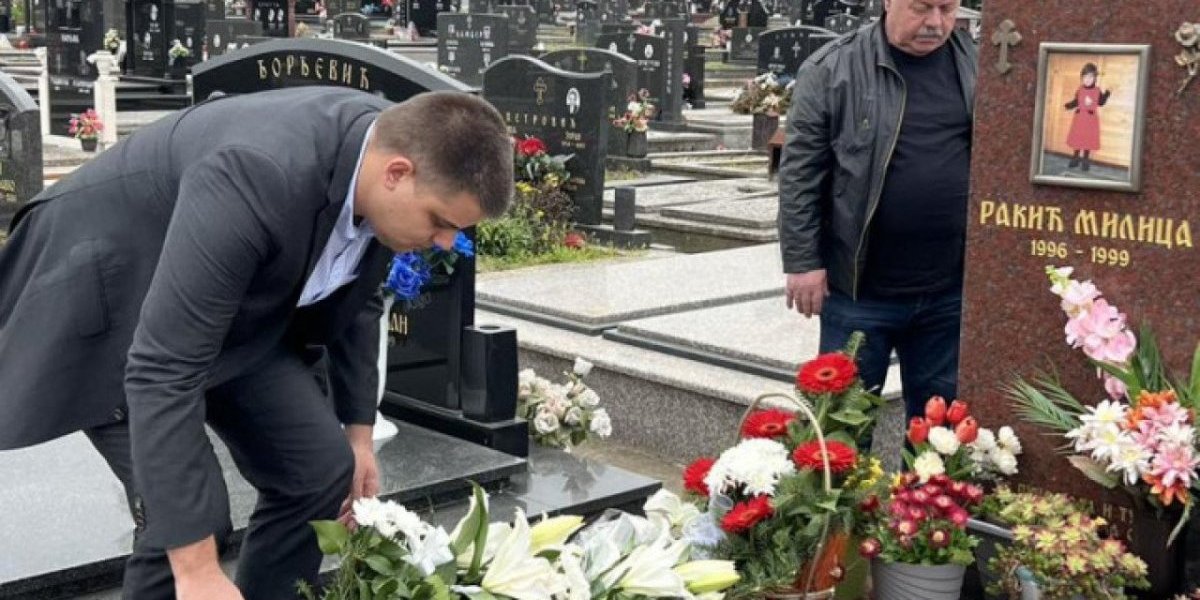 (FOTO) Šešelj položio venac na grob Milice Rakić: Simbol stradanja nevinih žrtava NATO zločinaca