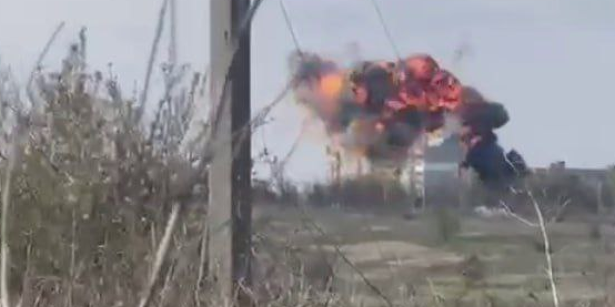 (VIDEO) Jeziv snimak kruži mrežama! Rusija upotrebila monstruozno oružje: Termobaričnim projektilom od 1500kg pravo na zgradu!