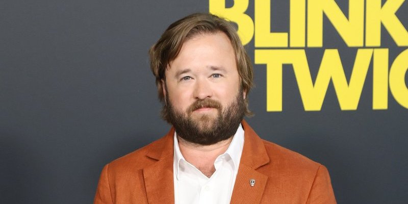 Uhapšen čuveni glumac kog Srbi obožavaju! Proslavio se uz Brusa Vilisa, a sada zgrozio svet skandalom (VIDEO)