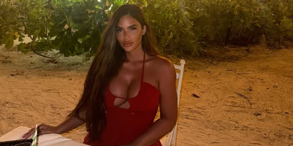 Crvena haljina, silikoni u krupnom planu! Srpska manekenka gori na Sejšelima (FOTO)