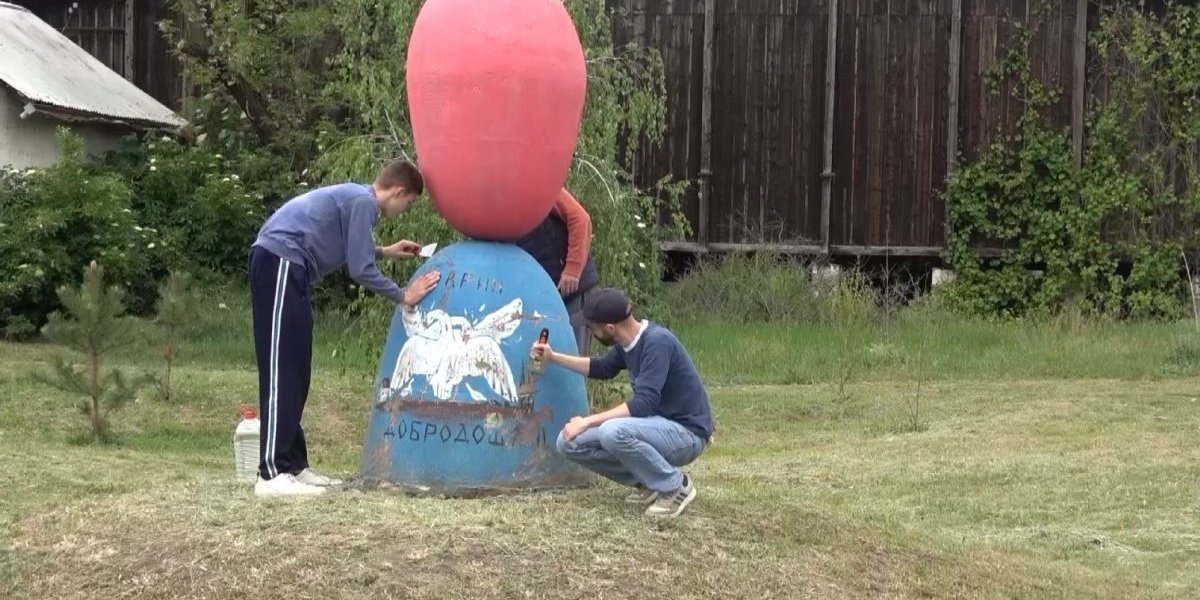 Simbol Tucanijade na ulazu u Mokrin