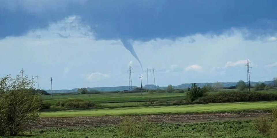 Evo šta se dogodilo iznad Bečeja! Tornado, pijavica, fotomontaža...