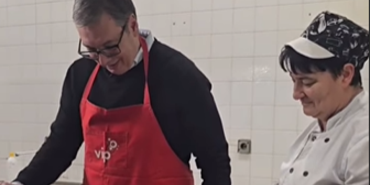 "Za njih bojim i nosim u Ćacilend!" Pogledajte kako se Vučić snašao u farbanju jaja! Spremio i iznenađenje za studente koji hoće da uče! (VIDEO)
