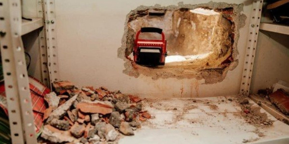 "Mislim da sam našao metak": Policajac koji je prvi ušao u tunel ispod suda u Podgorici šokirao izjavom, njegove kolege kažu da laže (FOTO)