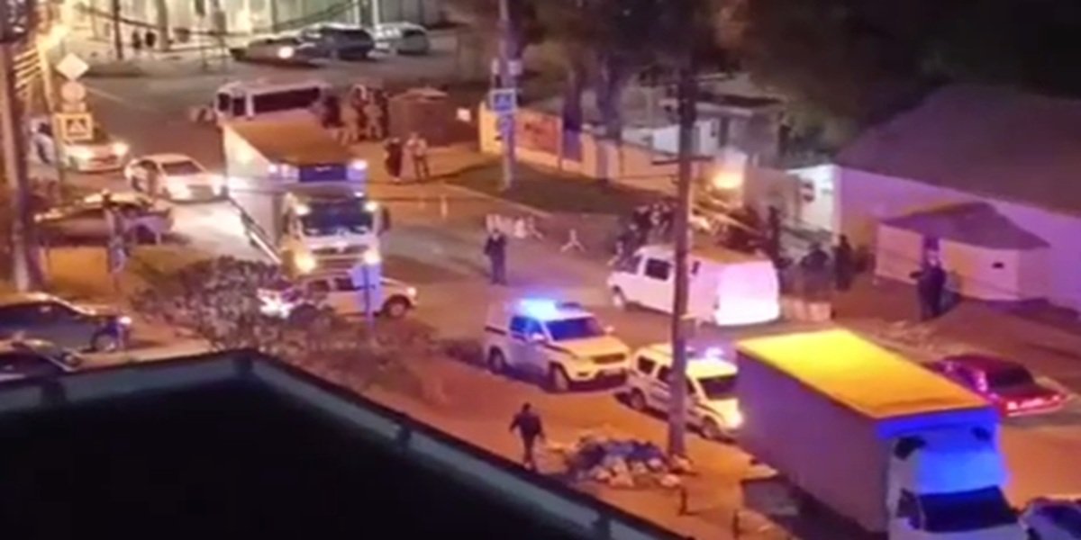 (VIDEO) POBUNA U RUSIJI! Šokantne vesti iz Krasnodara: Vojnici probili ogradu, Rosgvardija na ulicama, grad nadleću helikopteri!