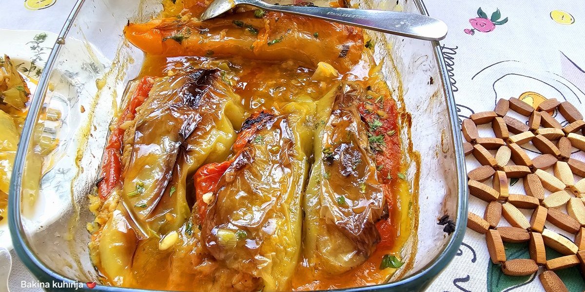 Punjene paprike u bešamel sosu! Vikend ručak koji će brzo nestati sa trpeze (VIDEO)