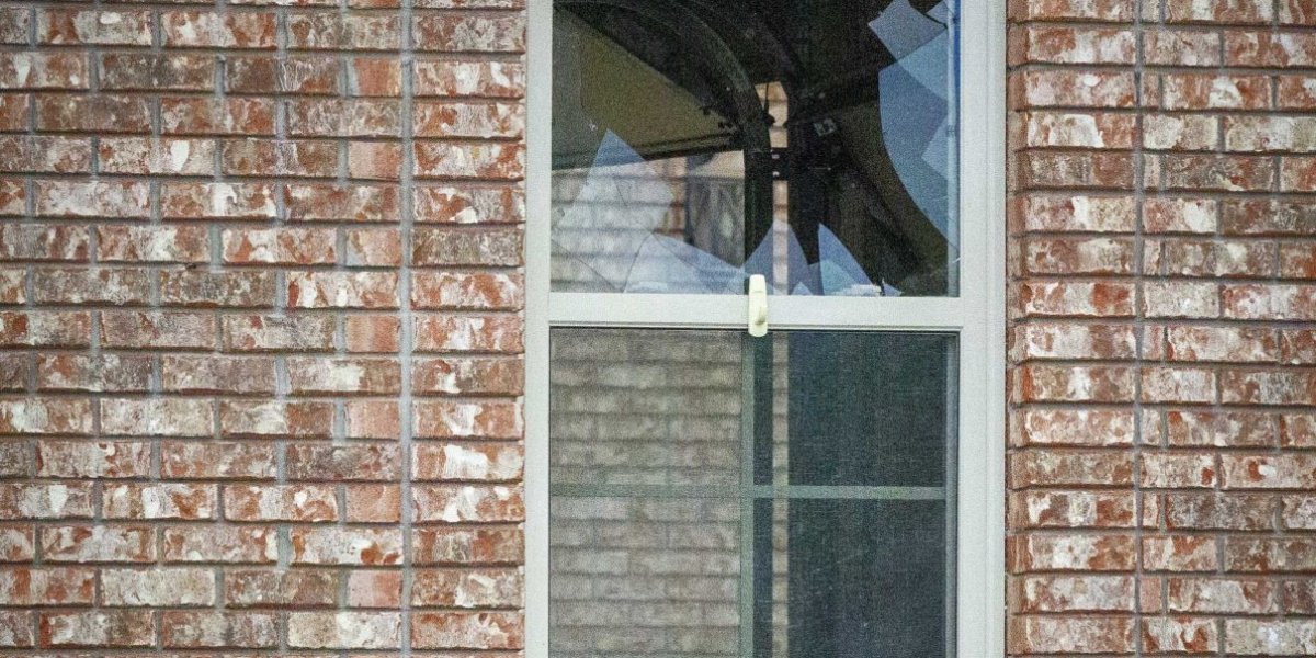 Razbijen u komade! Preljubnik pao kroz prozor dok je bežao od besne žene!