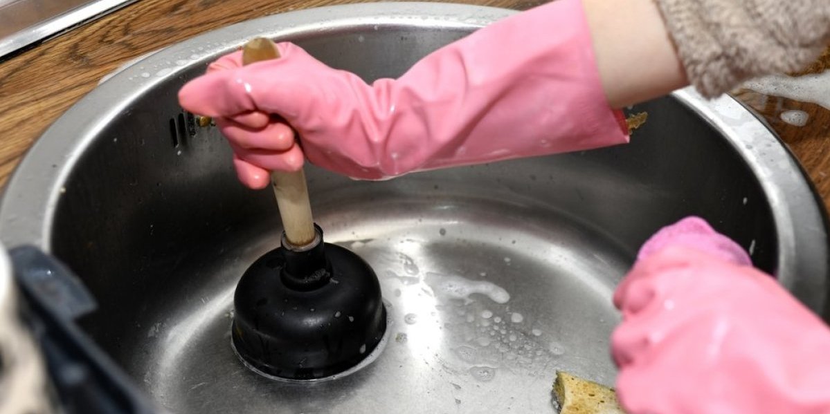 Začepljuje odvod kao cement: Ljudi ovu tekućinu stalno sipaju u sudoperu, a ne znaju da mogu da izliju kanalizaciju