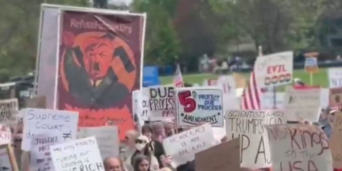 (VIDEO) Vijore se LGBT i ukrajinske zastave! Protiv Trampa počele velike demonstracije širom Sjedinjenih Država!