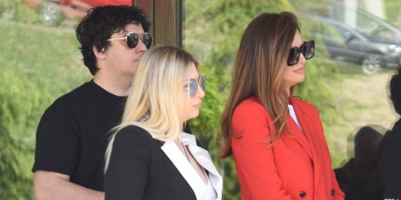 Voditeljka na ispraćaj Daniele Boračeve došla u crvenom odelu! Evo zašto se na groblju pojavila u ovoj boji