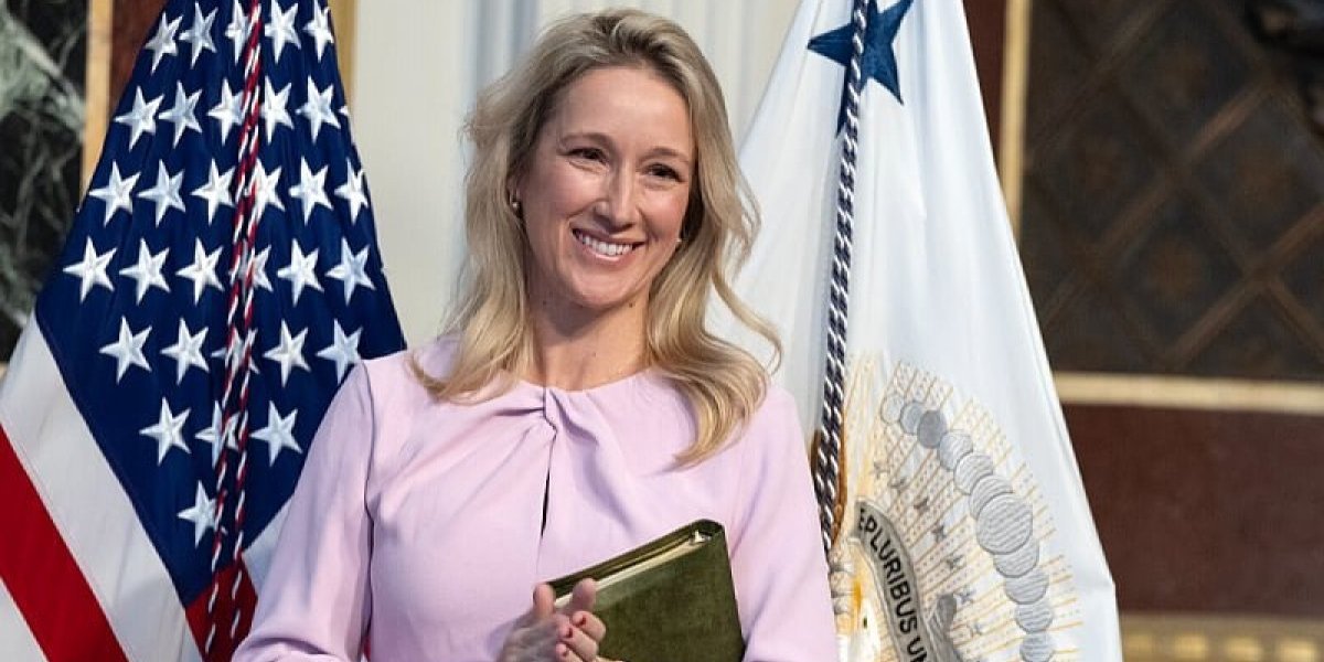 Ko je žena kojoj je Pit Hegset dao poverljive informacije o napadu na Jemen?! Dženifer Roše je vladarka iz senke!