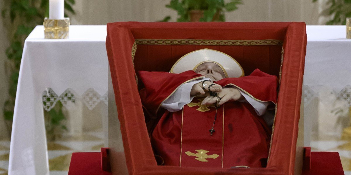 (FOTO) Izloženo telo pape Franje! Neobičan detalj šokirao sve, nijedan poglavar Vatikana nije ispraćen na ovaj način!