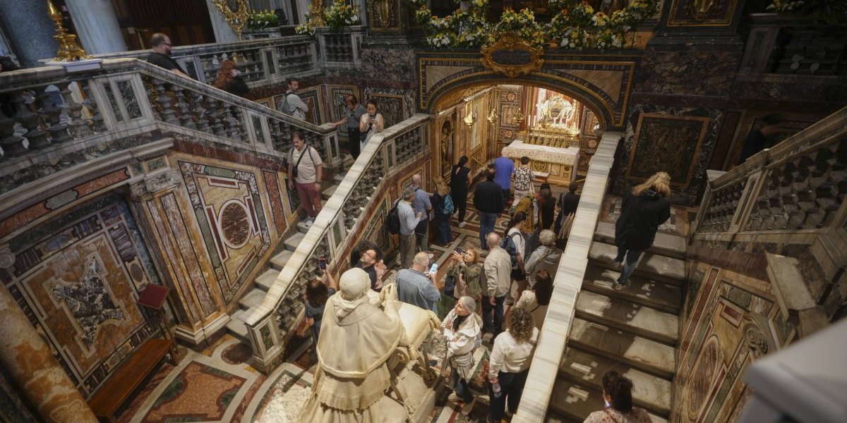 Veliki broj vernika okupio se kod Bazilike Svete Marije Velike u Rimu kako bi odali poštu preminulom papi! (FOTO GALERIJA)