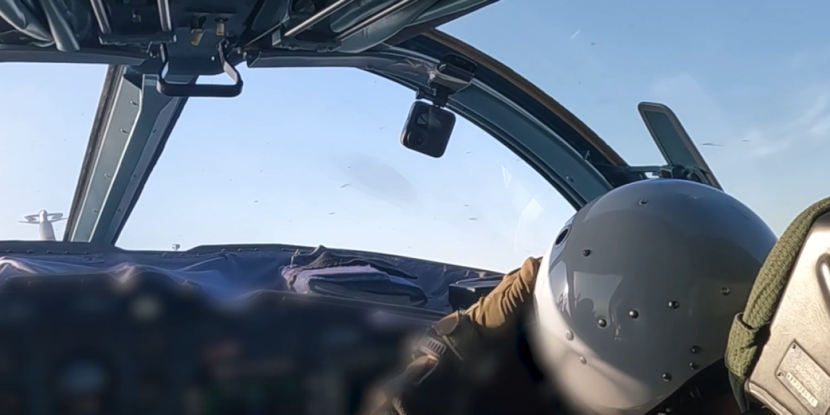 Ruski lovci-bombarderi sručili vazdušne bombe na ukrajinske snage! Provalili im položaje pomoću izviđača!(VIDEO)