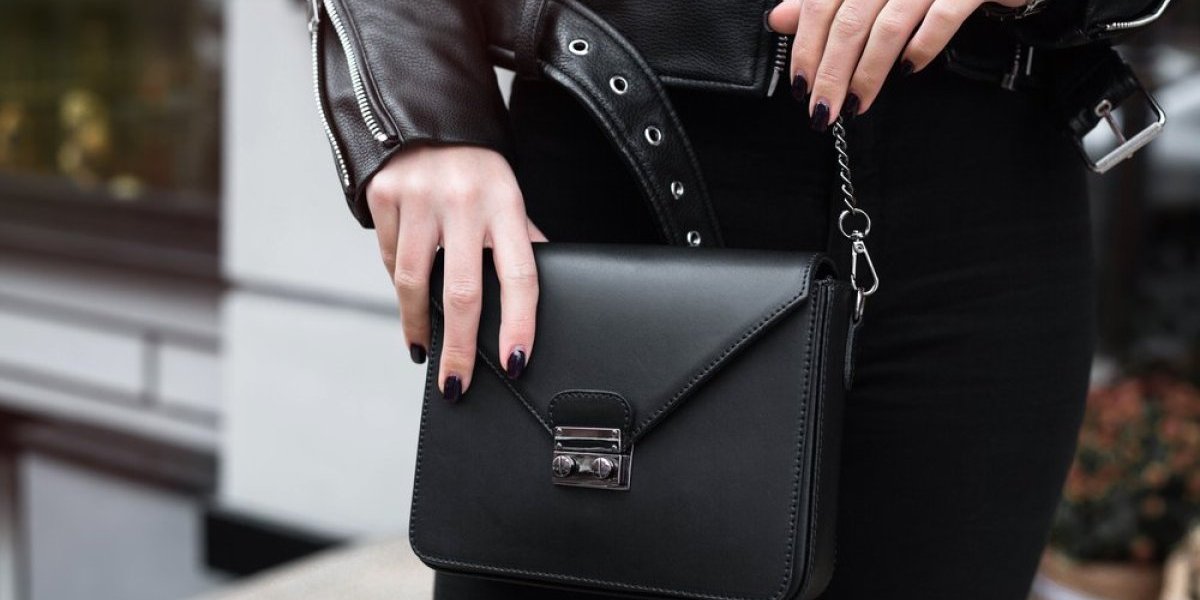 Jedan sastojak iz kuhinje čuva boju i produžava im život! Crne farmerke više neće bledeti