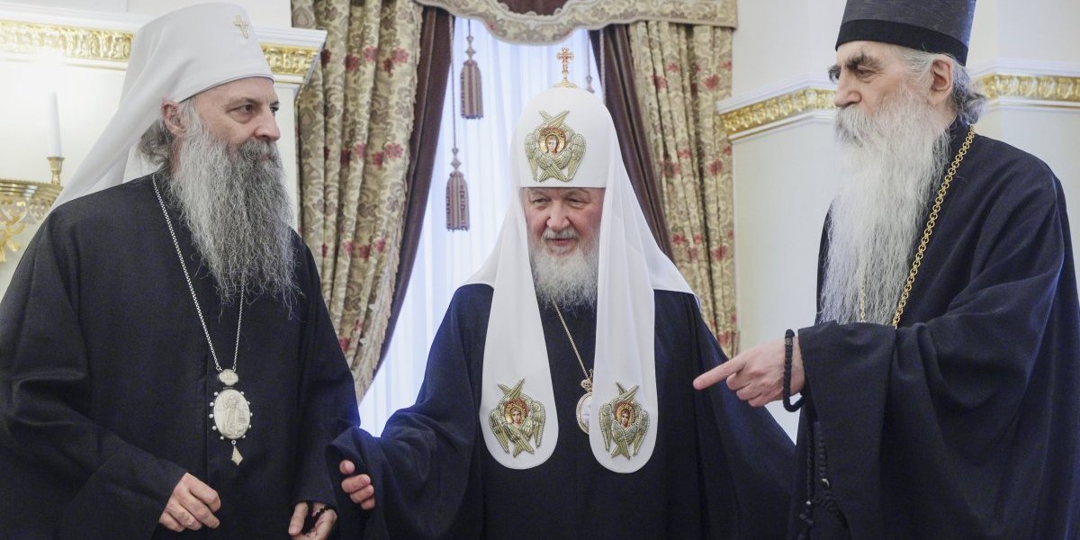 "Srpsko pravoslavlje je parapolitička organizacija": Islamistički medij i Hrvati napadaju SPC i patrijarha u pauzama podrške blokadama (VIDEO)