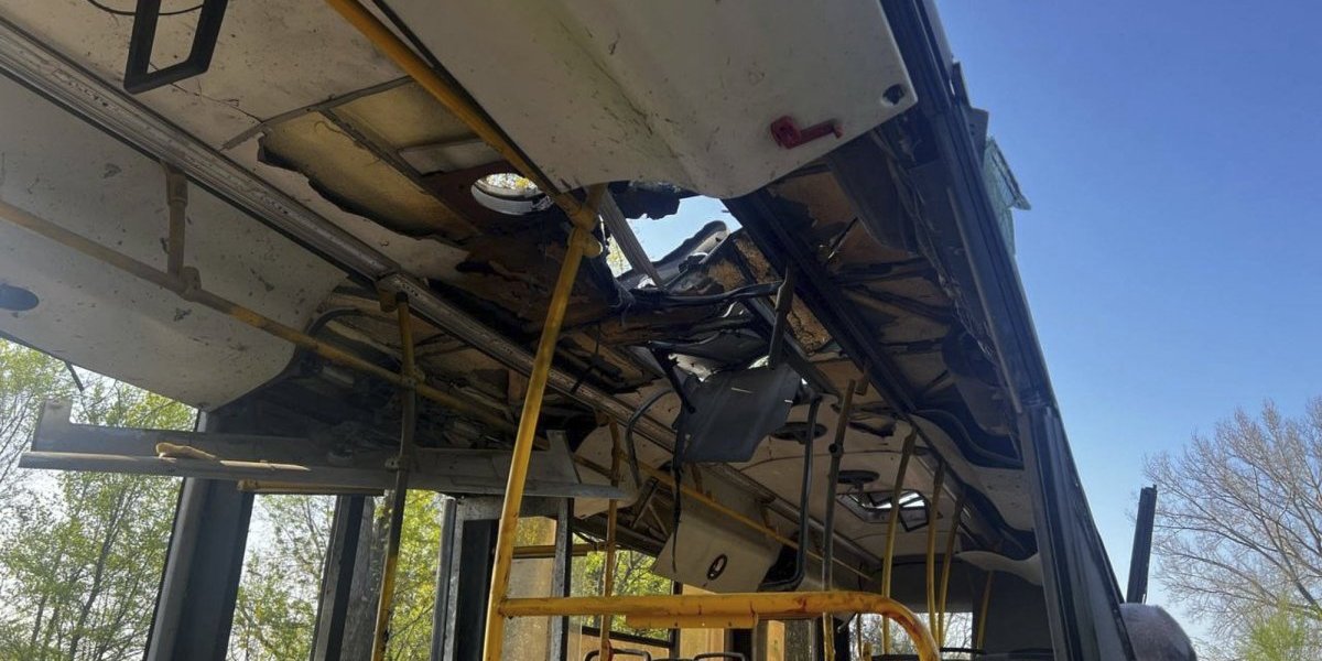 (UZNEMIRUJUĆE) Pokolj u Marganecu! Rusi napravili masakr, veliki broj mrtvih i ranjenih: Dron pogodio direktno u autobus!