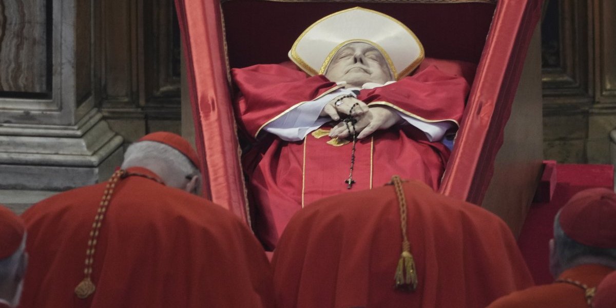 (FOTO) Telo pape Franje stiglo u baziliku Svetog Petra: Oko 200.000 ljudi dolazi da se oprosti od poglavara Vatikana!