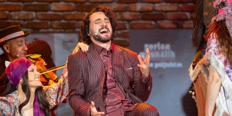 Simbol slobode, bola i genijalnosti koje ne poznaju granice: Doživite emotivnu priču o životu Šabana Bajramovića u mjzuiklu "Kralj Cigana" u Tetaru Odeon!