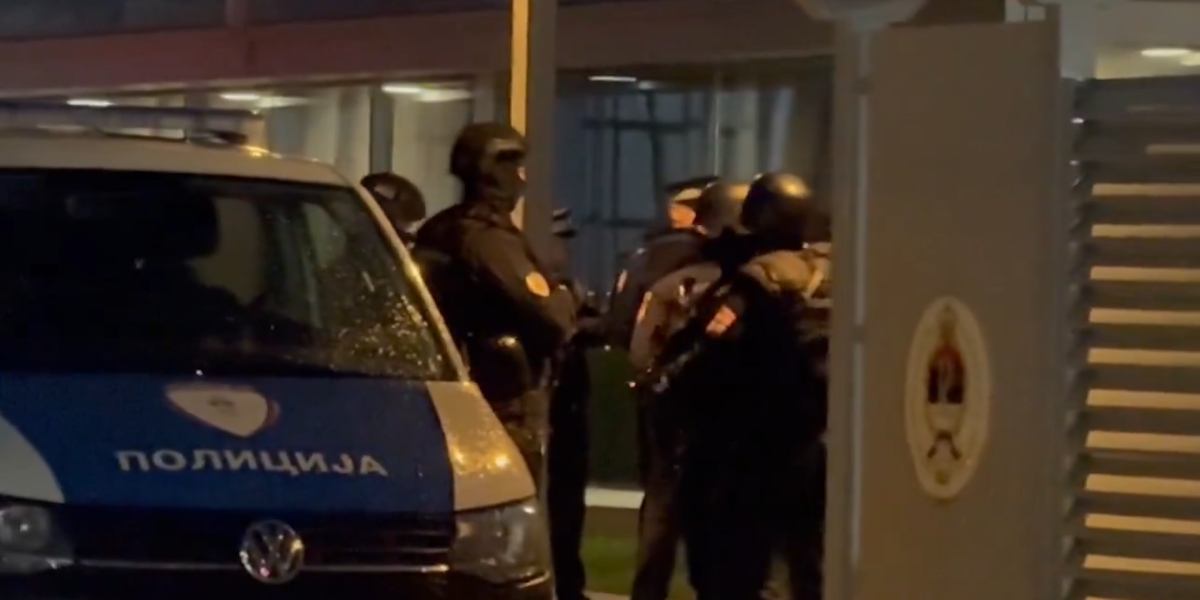 (VIDEO) Ovde ga nećete hapsiti! Snimak pokušaja hapšenja Milorada Dodika!