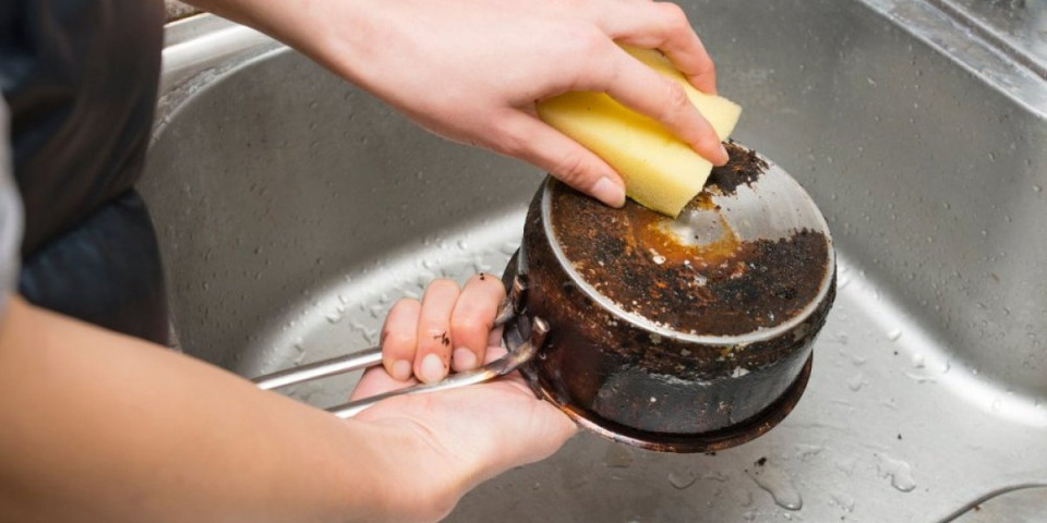 Tiganji i šerpe će blistati kao iz fabrike! 3 efikasna trika za čišćenje tvrdokorne masnoće