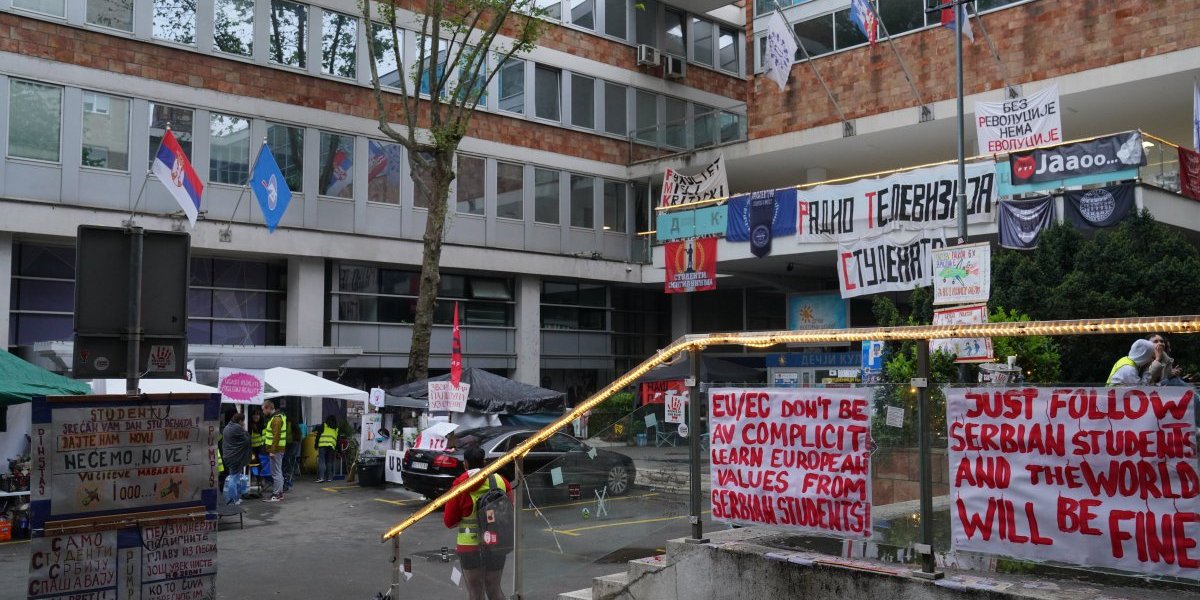 Trinaesti dan opsadnog stanja: Blokaderi i danas ispred RTS, maltretiranje se nastavlja